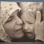 Una madre che soffre per il pianto del suo bimbo